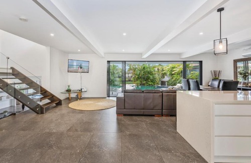 Broadbeach Waters House | Essence of Broadbeach - Luxury Broadbeach Family Escape with Pool