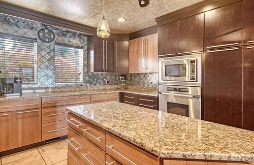 Seneca House | "Estate on the Lake" 7 Bedrooms/7 Bathrooms, 8400+ sq ft!