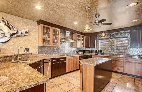 Seneca House | "Estate on the Lake" 7 Bedrooms/7 Bathrooms, 8400+ sq ft!