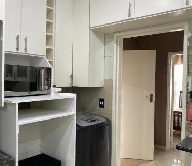 Robertsham House | Estelle Family cottage