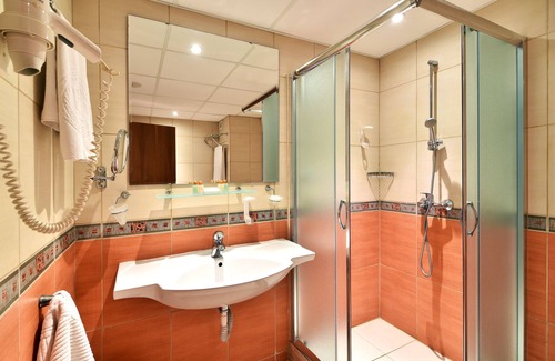 Saints Constantine and Helena Hotel | Estreya Palace & Residence
