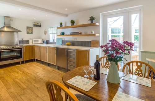Warkworth Cottage | ESTUARY VIEW, pet friendly, with a garden in Warkworth