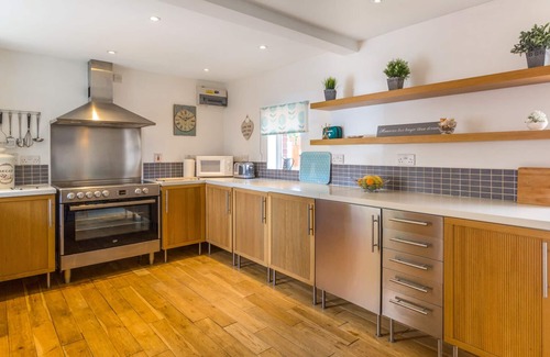 Warkworth Cottage | ESTUARY VIEW, pet friendly, with a garden in Warkworth
