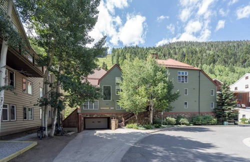 Telluride House | Etta Place 5 by Avantstay Ski In/Ski Out Unit w/Views of the Valley!
