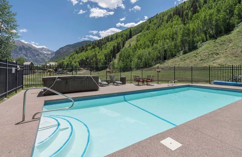 Telluride Cottage | Etta Place Too 107 by Avantstay Close to Town & The Slopes! In Complex w/Communal Pool & Hot Tub