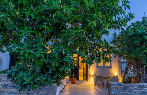 Naxos Town Apartment | Euphoria Chora Naxos Executive Suite with Jacuzzi