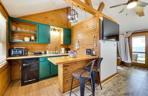 Eureka Springs Apartment | Eureka Springs Cabin Rental about 5 Mi to Beaver Lake!