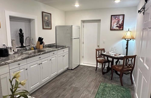 Eureka Springs Historic District Apartment | EUREKA SUITE, FULL KITCHEN. ONLY HOTEL WITH PARKING IN DOWNTOWN