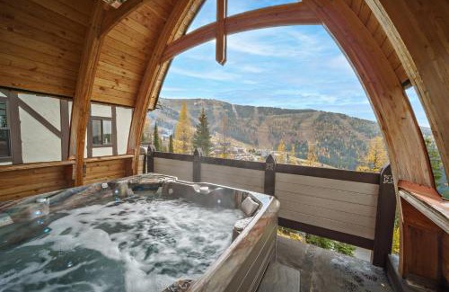 Sandpoint Ski Chalet | European Schweitzer Mountain Chalet with Hot tub