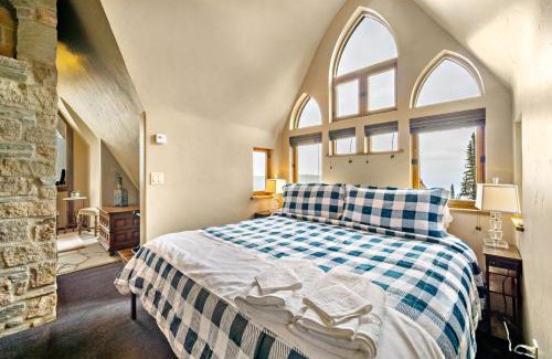 Sandpoint Ski Chalet | European Schweitzer Mountain Chalet with Hot tub
