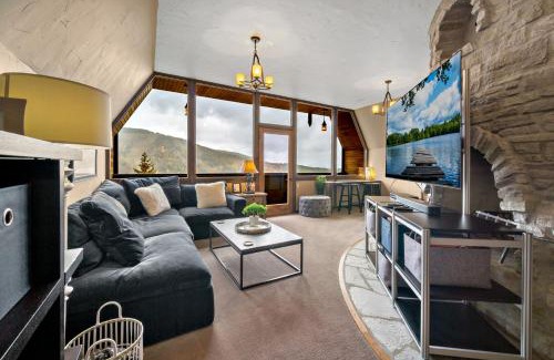 Sandpoint Ski Chalet | European Schweitzer Mountain Chalet with Hot tub