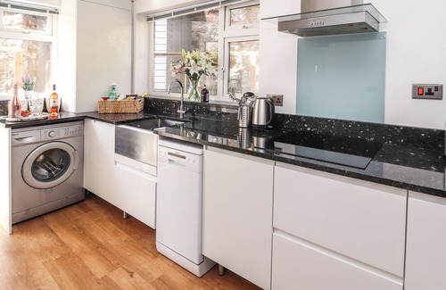 Penrhyn Bay Cottage | EURYN VIEW, family friendly, character holiday cottage in Llandudno