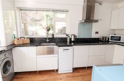 Penrhyn Bay Cottage | EURYN VIEW, family friendly, character holiday cottage in Llandudno