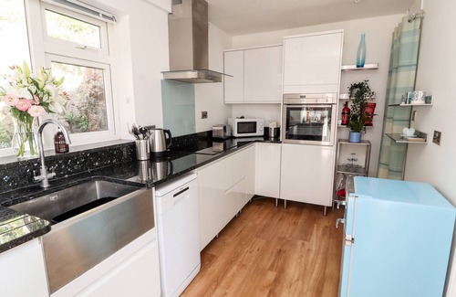 Penrhyn Bay Cottage | EURYN VIEW, family friendly, character holiday cottage in Llandudno