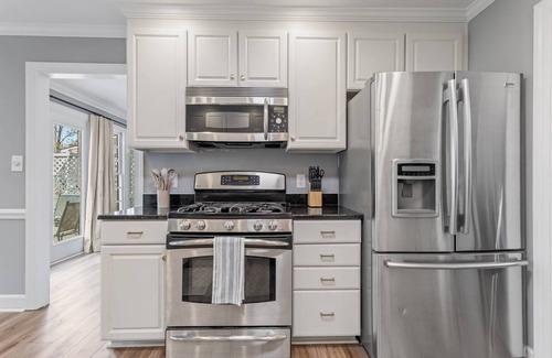 Cary House | EV Charger|King Bed|Pets OK|Bond Lake