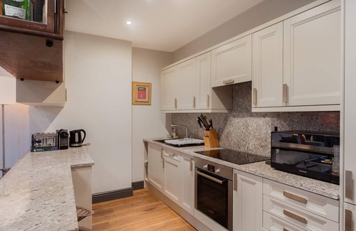 Weavers Apartment | Evelyn | 3BR Luxury Garden Home | Brick Lane & Shoreditch