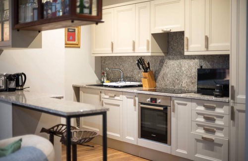 Weavers Apartment | Evelyn | 3BR Luxury Garden Home | Brick Lane & Shoreditch