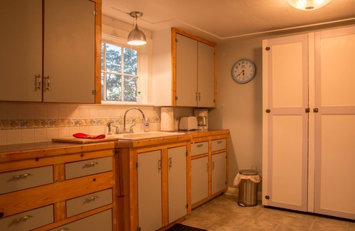 Tierra Del Mar House | Evelyn's End #148 - Classic, comfortable cabin. Pet friendly & near beach!