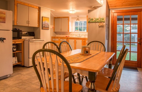 Tierra Del Mar House | Evelyn's End #148 - Classic, comfortable cabin. Pet friendly & near beach!