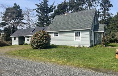 Tierra Del Mar House | Evelyn's End #148 - Classic, comfortable cabin. Pet friendly & near beach!