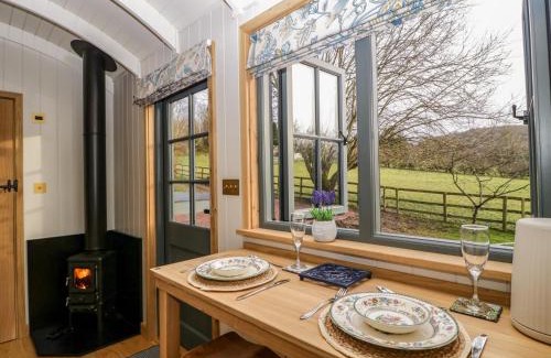 Moreton House | Evendine Hut Evendine Cottage