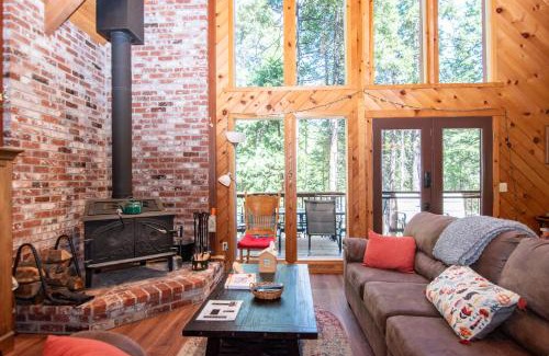 Dorrington House | Evergreen Dorrington Chalet - Family Fun & Game Rm