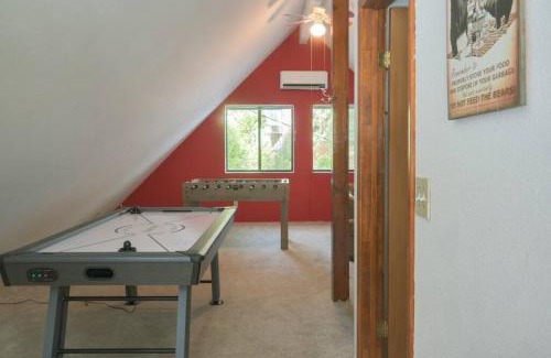 Dorrington House | Evergreen Dorrington Chalet - Family Fun & Game Rm
