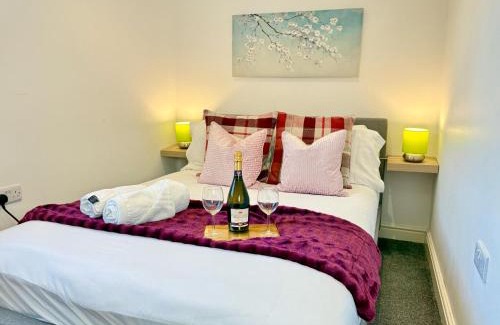 Kidlington Apartment | Evergreen Lodge - Two Bed Lux Flat - Parking, Garden, Patio, WIFI, Netflix - Close to Blenheim Palace & Oxford - F3