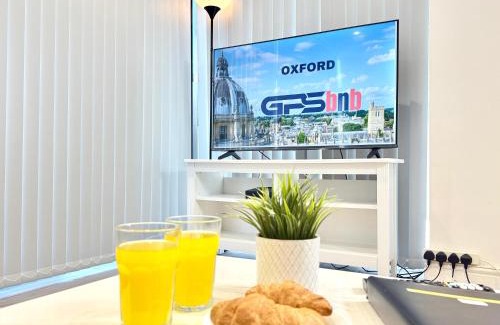 Kidlington Apartment | Evergreen Lodge - Two Bed Lux Flat - Parking, Garden, Patio, WIFI, Netflix - Close to Blenheim Palace & Oxford - F3