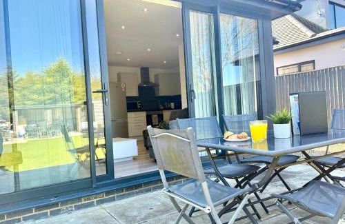 Kidlington Apartment | Evergreen Lodge - Two Bed Lux Flat - Parking, Garden, Patio, WIFI, Netflix - Close to Blenheim Palace & Oxford - F3