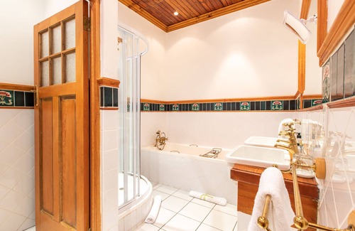 Stellenbosch Central House | Evergreen Manor And Spa
