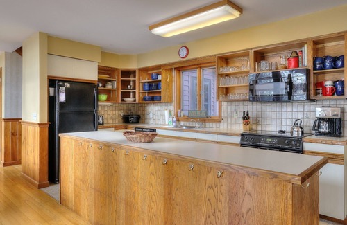 Rangeley House | Evergreen Shore | Spacious Family Retreat w/Flat Lawn & Stunning Lake Views