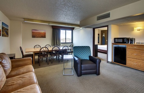 Bismarck Hotel | EverSpring Inn