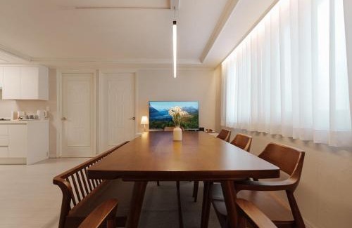 Gyeongnidan-gil Apartment | Everyday Fun Fun-3nights free pickup from Seoul station-3Room 6Bed 2Bath-Namsantower view-grill bbq