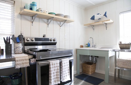 Suwannee House | Everything you need for a wonderful stay, deep fresh water canal in Suwannee.