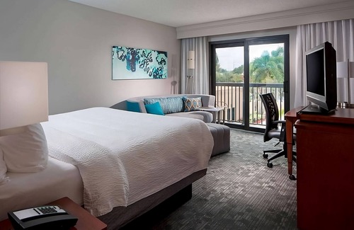 Boca Raton Hotel | Everything You Need For The Perfect Vacation! Pet-friendly, Free Parking, Pool!