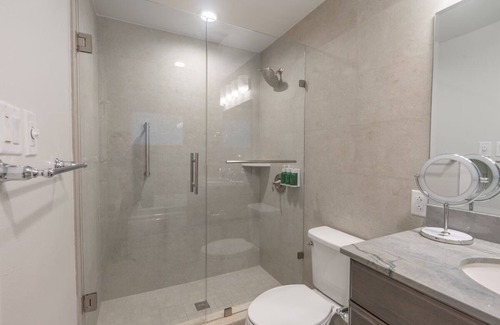Islamorada Hotel | Everything You Need For The Perfect Vacation! 3 Sleek Units, Beachfront, Pool
