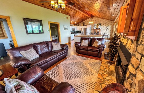 West Jefferson Cabin | Everything You Love About Fall Is At Jasmine Heights: Views, Comfort & Charm