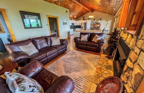 West Jefferson Cabin | Everything You Love About Fall Is At Jasmine Heights: Views, Comfort & Charm