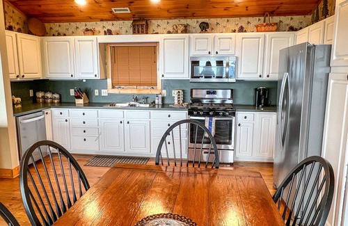 West Jefferson Cabin | Everything You Love About Fall Is At Jasmine Heights: Views, Comfort & Charm
