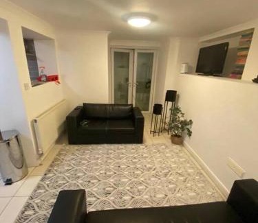 Gravesend Apartment | Evo B - Gravesend 1 Bedroom Flat 2 Min Walk to Station & Town Centre - longer stays available