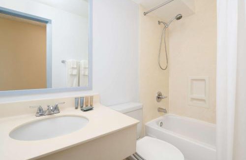 Waikiki Hotel | Ewa Hotel Waikiki