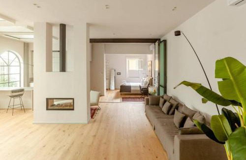 San Niccolo Apartment | Ex Artist Studio Loft near Piazzale Michelangelo