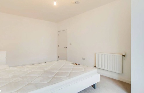 Newham Apartment | ExCeL London - Gorgeous 3 Bedroom condo, 2 Balcony and Nice View