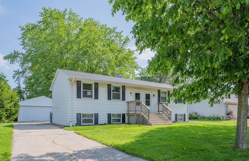 Ashwaubenon House | Excellence On Echo Lane Walk to Lambeau and Resch