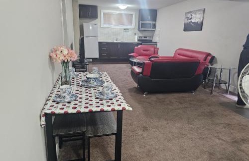 Evanston Apartment | Excellent 2 Bedroom Basement Suite Apartment