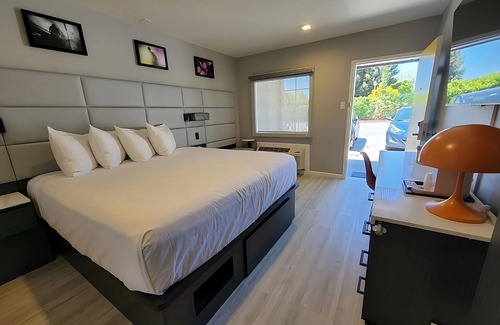 Newhall Resort | Excellent Choice! Minutes to Pruneridge Golf Club! With FREE Parking!