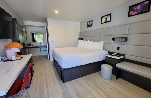 Newhall Resort | Excellent Choice! Minutes to Pruneridge Golf Club! With FREE Parking!