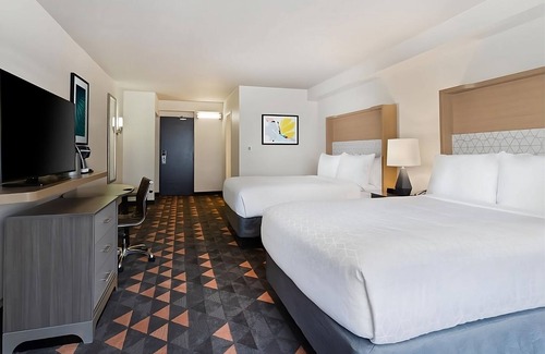 Florida Center Hotel | Excellent Location Direclty Across Universal Studios! 2 Relaxing Rooms, Pool