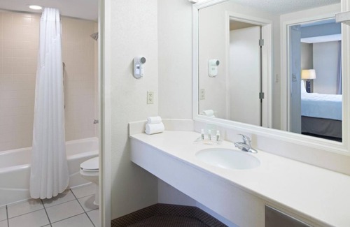 Florida Center Hotel | Excellent Location Direclty Across Universal Studios! 2 Relaxing Rooms, Pool